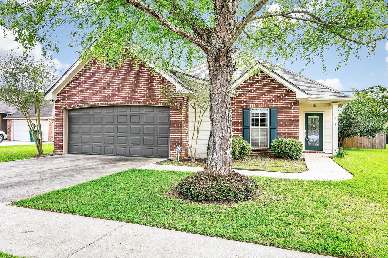137 Devon Way - Photo 1