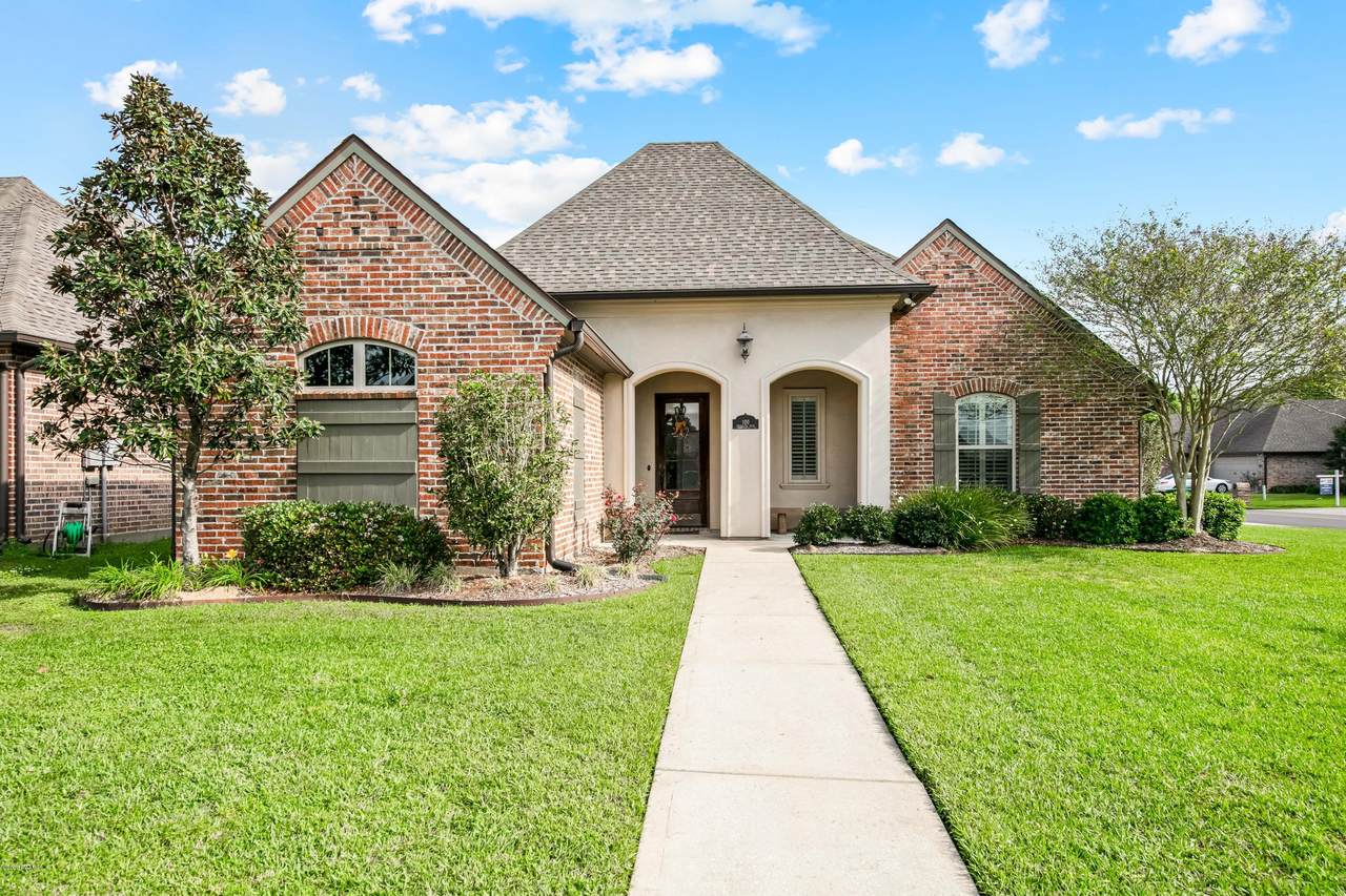 100 Clearwater Drive - Photo 1