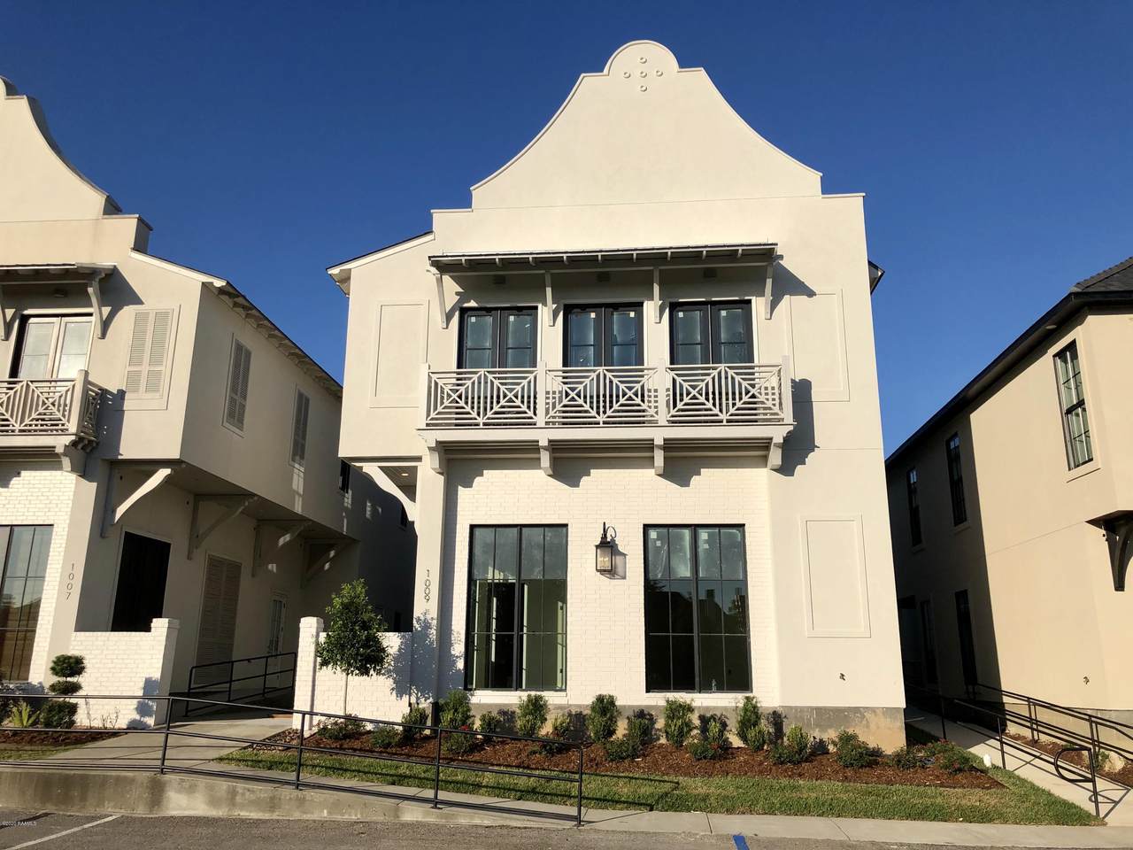 1009 Camellia Boulevard - Photo 1