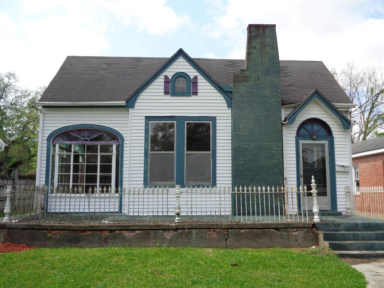 237 Duperier Avenue - Photo 1