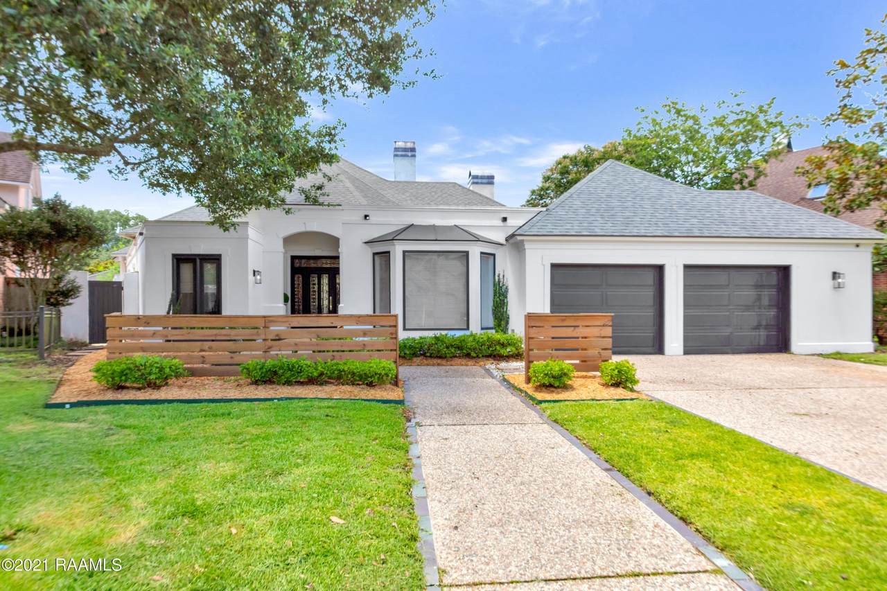 305 Oakleaf Drive - Photo 1