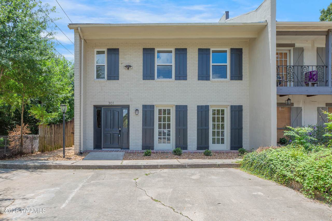 301 Kingston Drive - Photo 1