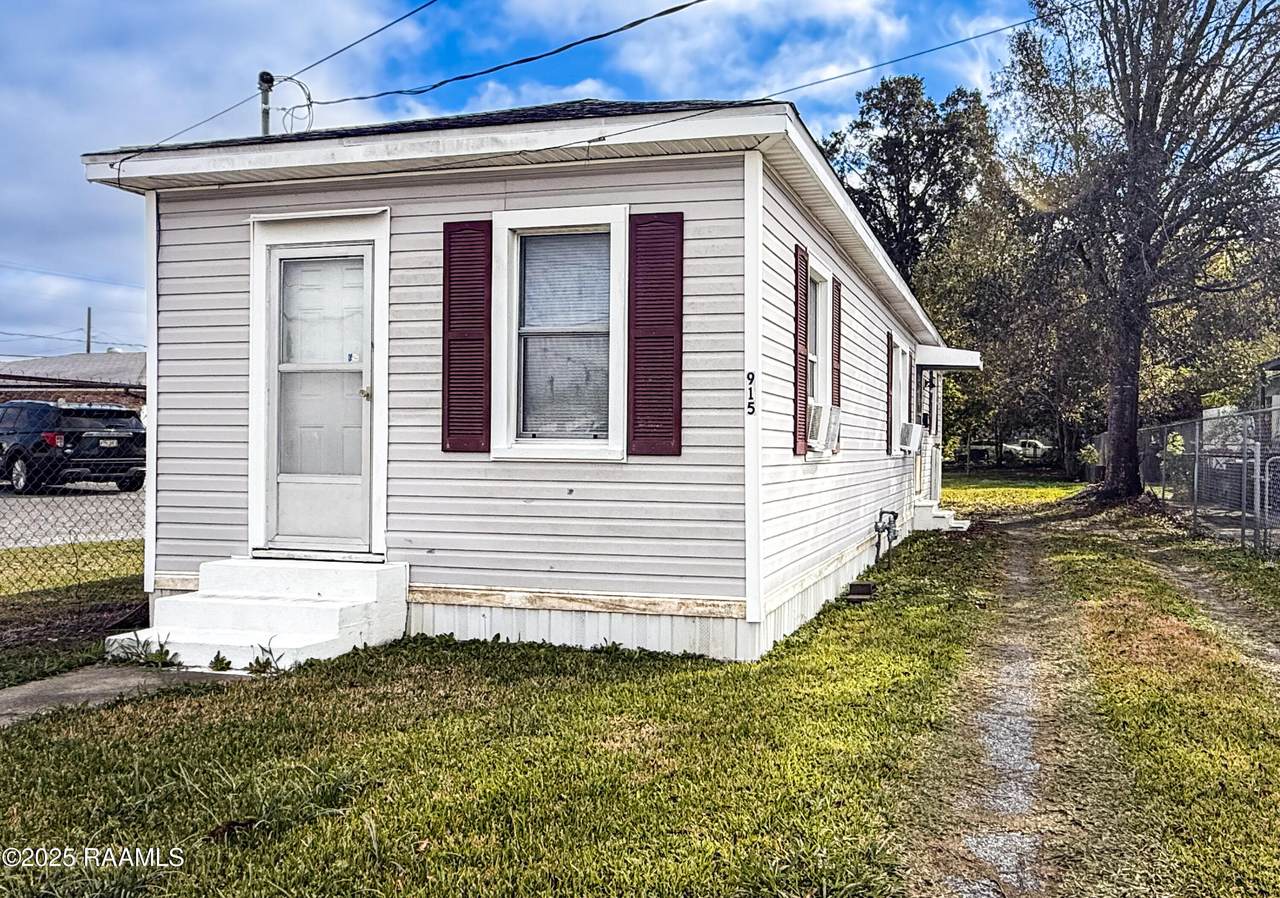 915 Center Street - Photo 1