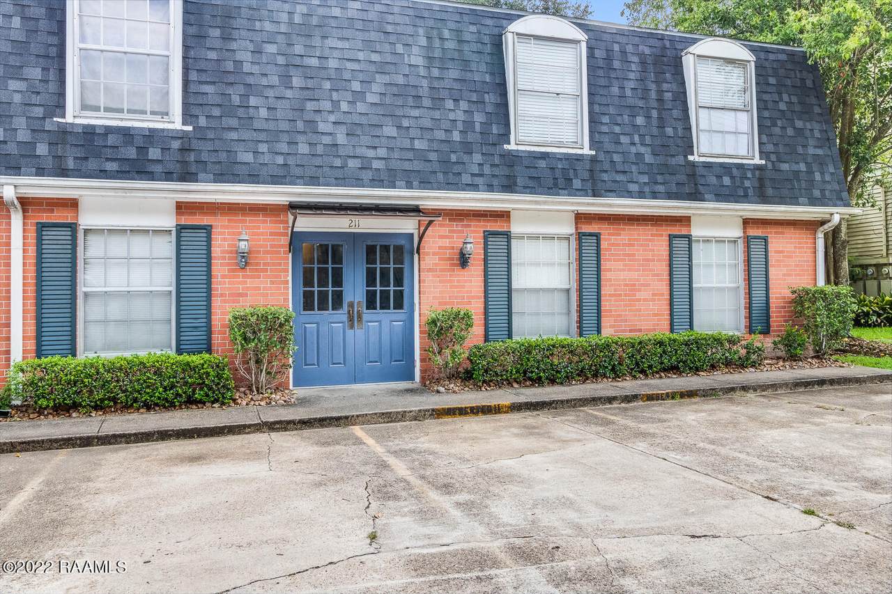 211 Versailles Boulevard - Photo 1