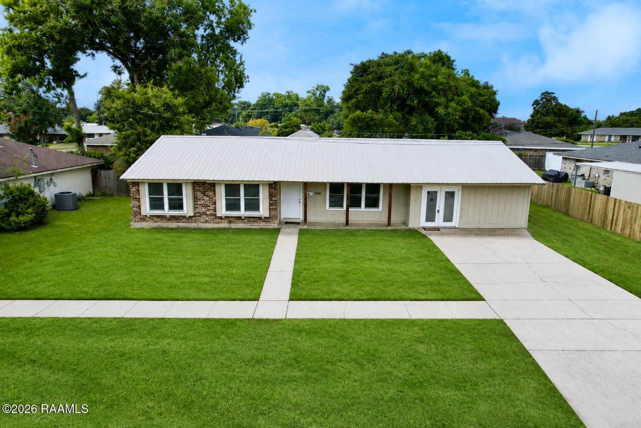 106 Lucas Circle - Photo 1