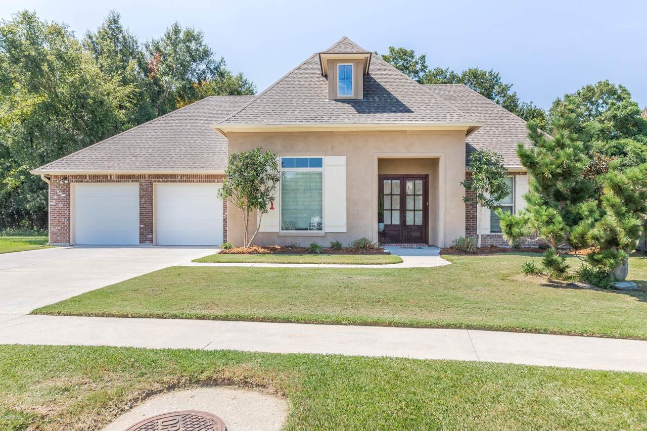 207 Belle Maison Drive - Photo 1