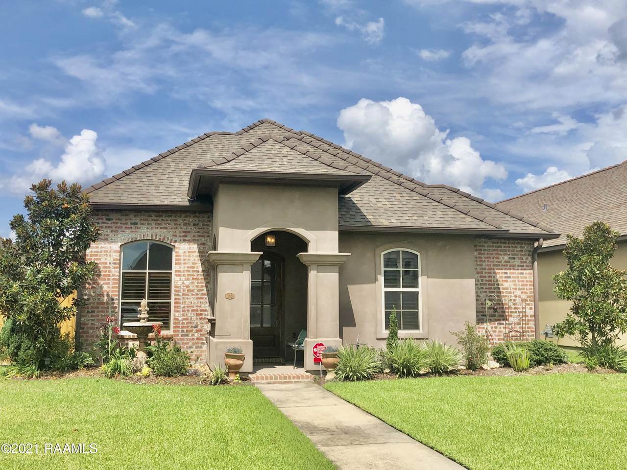 330 Dunvegan Court - Photo 1