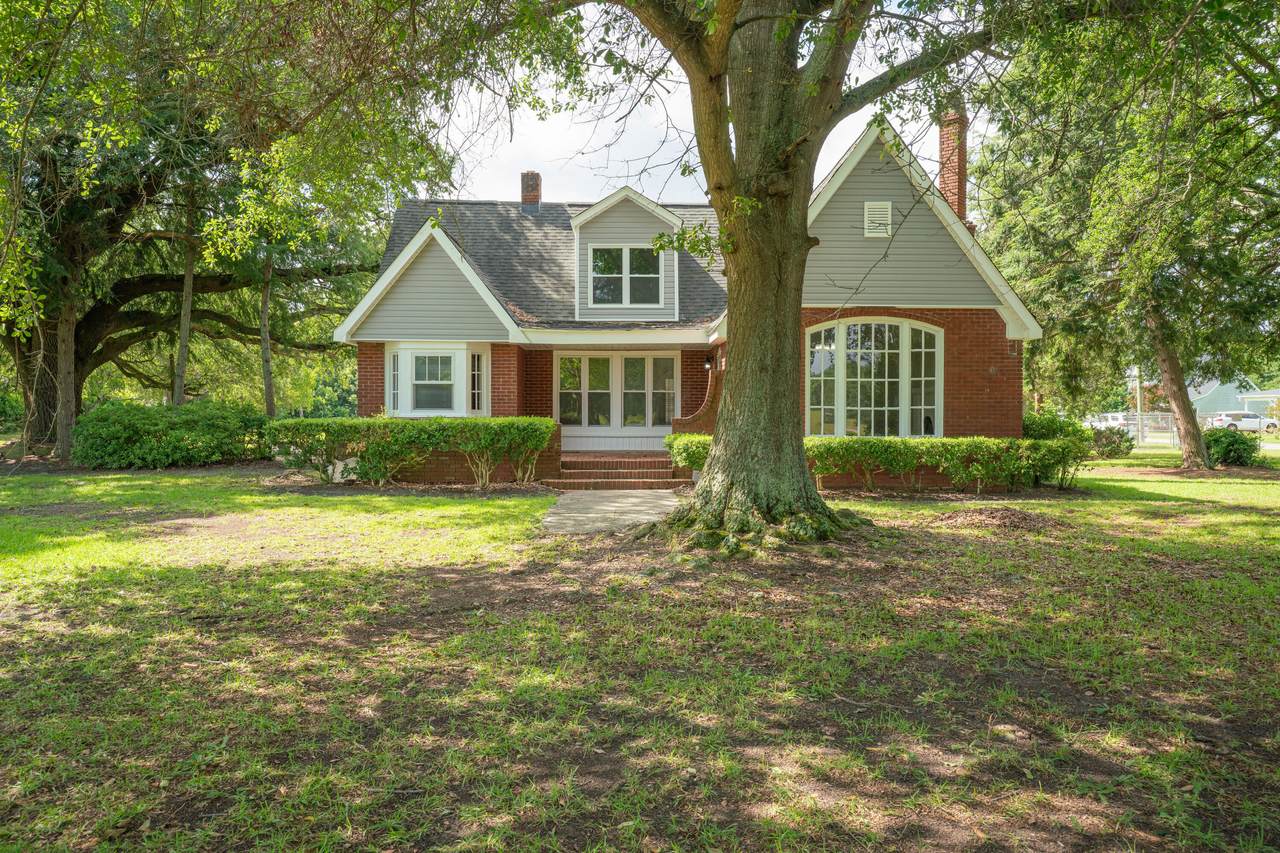 318 Summerland Avenue - Photo 1