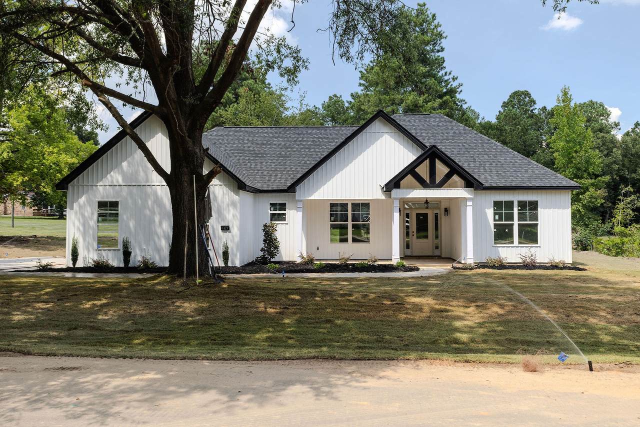 1621 Pine Ridge Drive - Photo 1