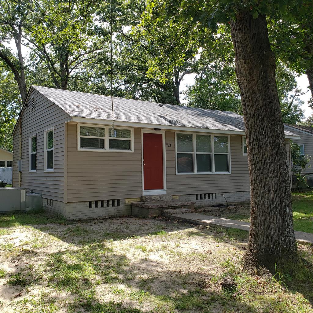 723 Palm Drive Se - Photo 1