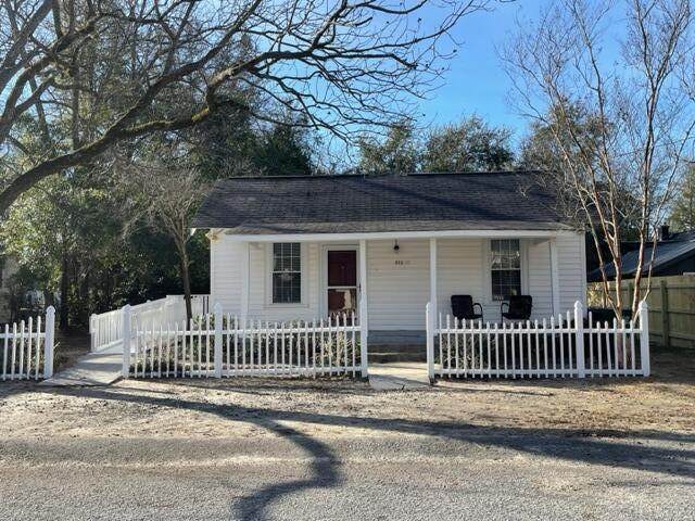 211 Edgefield Avenue - Photo 1