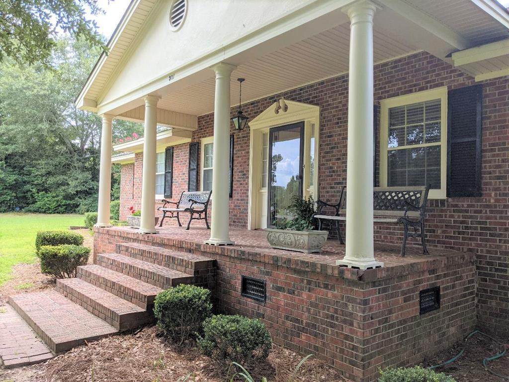 901 Lakeview Drive - Photo 1