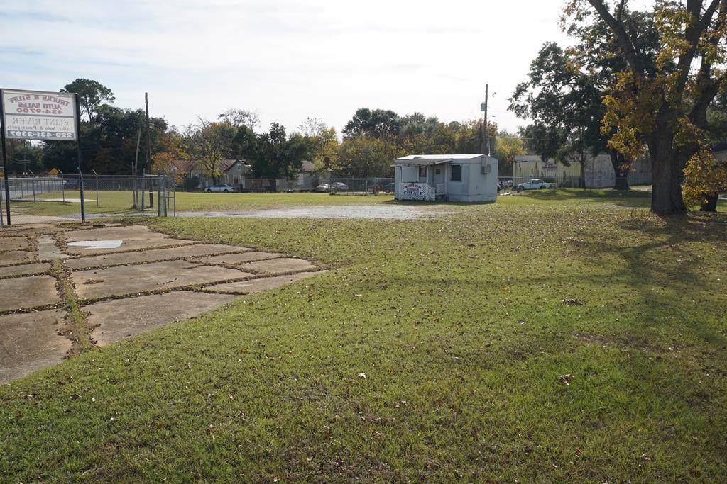 902 Pine Ave - Photo 1