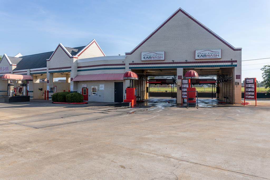 1009 N Westover Blvd - Photo 1