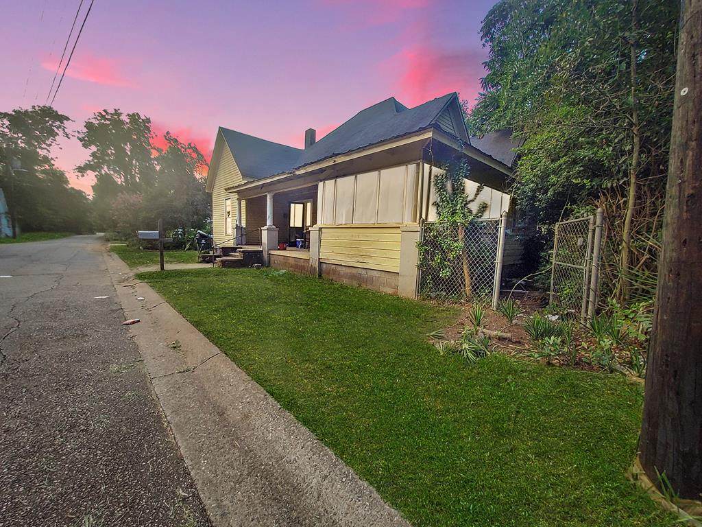 218 Anderson St - Photo 1