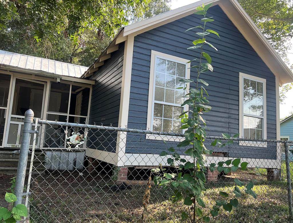 526 Tenth Ave - Photo 1