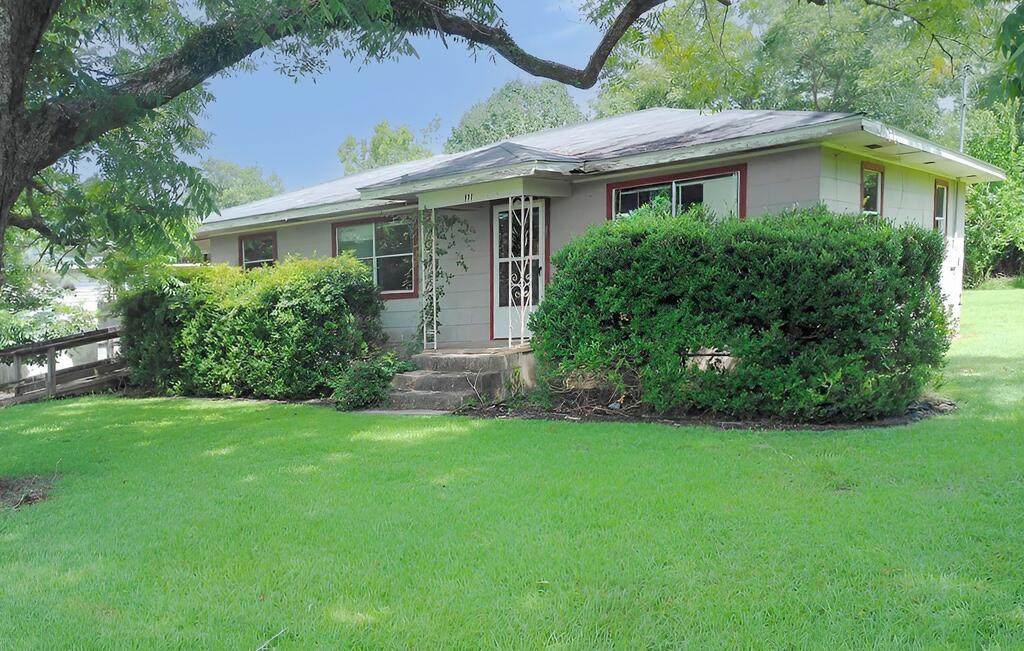 111 Magnolia Street S - Photo 1