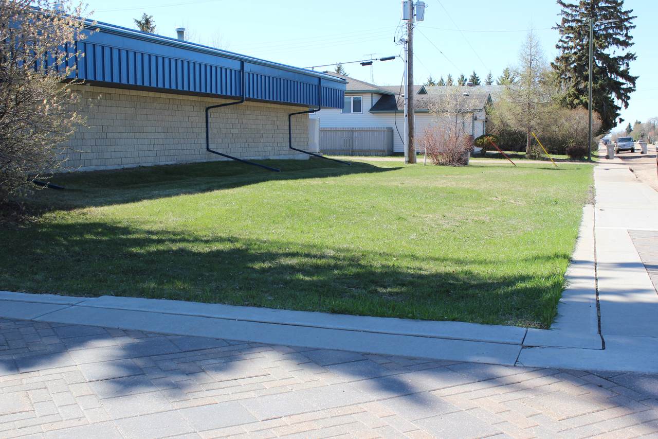5136 50 Street - Photo 1