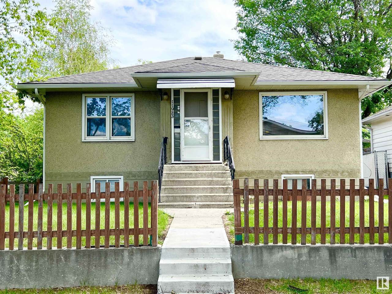 11923 70 Street - Photo 1