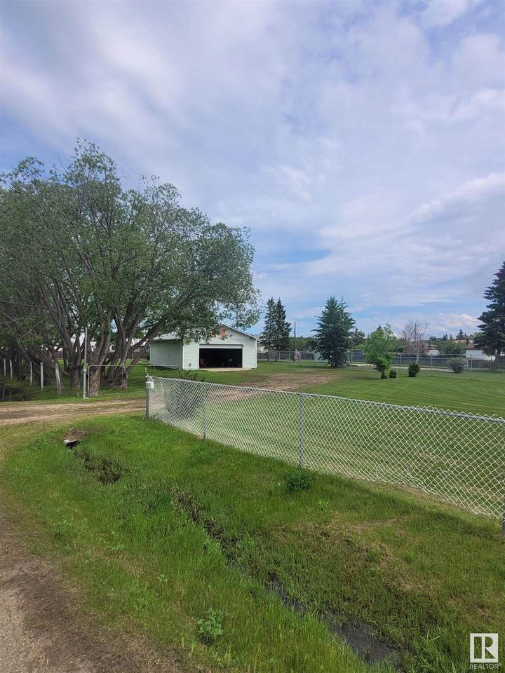 4832 51 Avenue - Photo 1