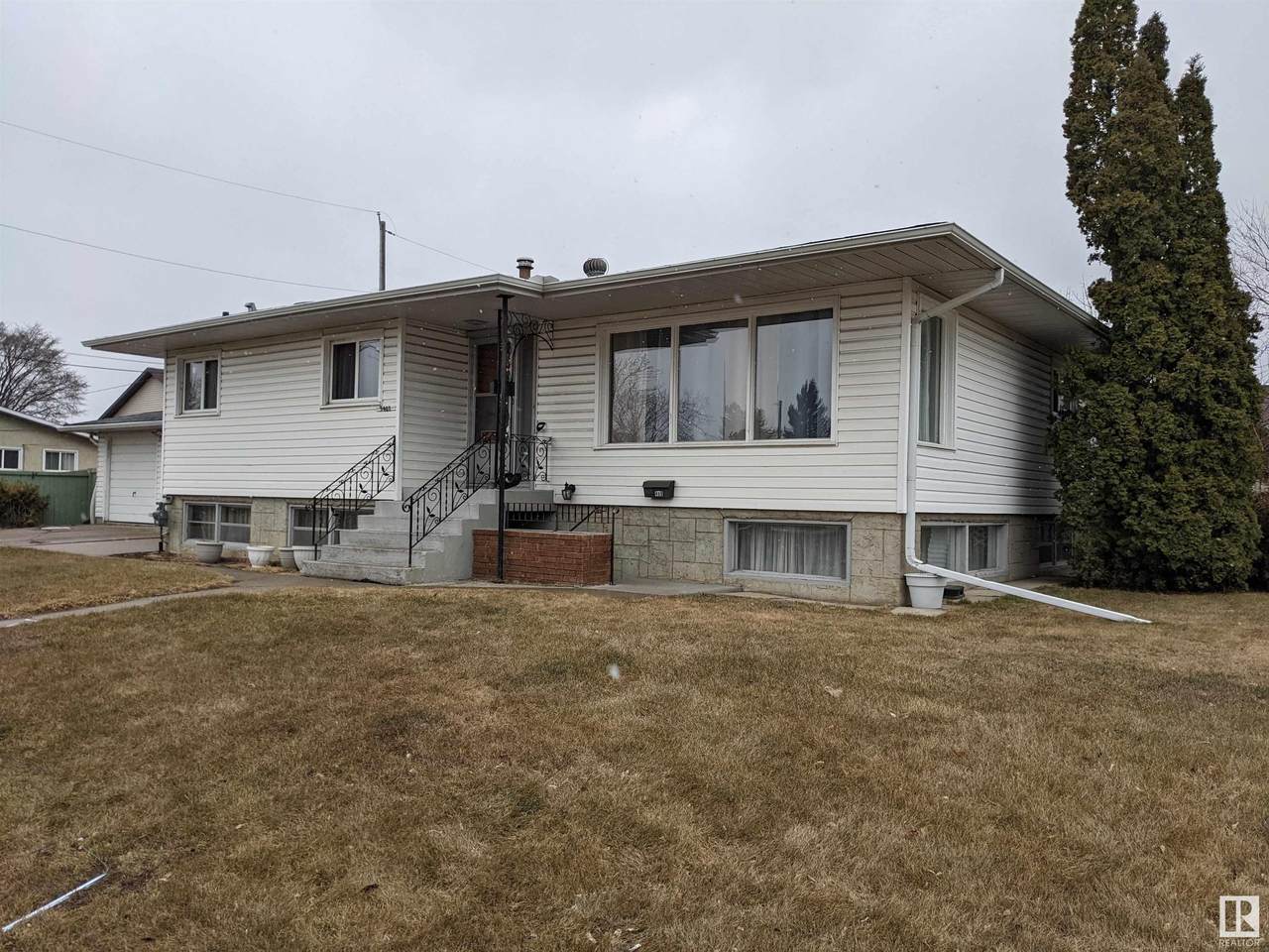 9407 128 Avenue - Photo 1