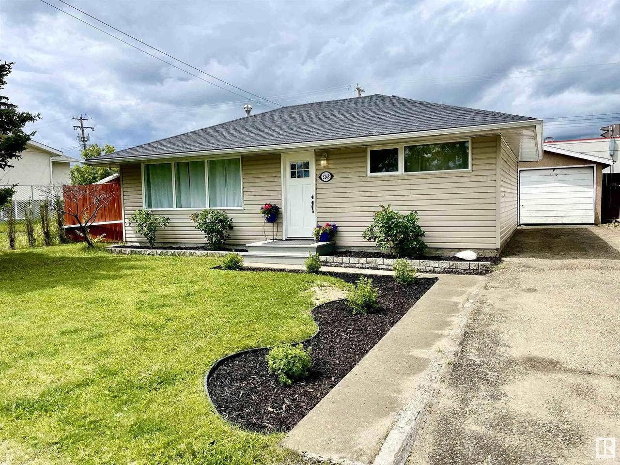 5248 49 Street - Photo 1