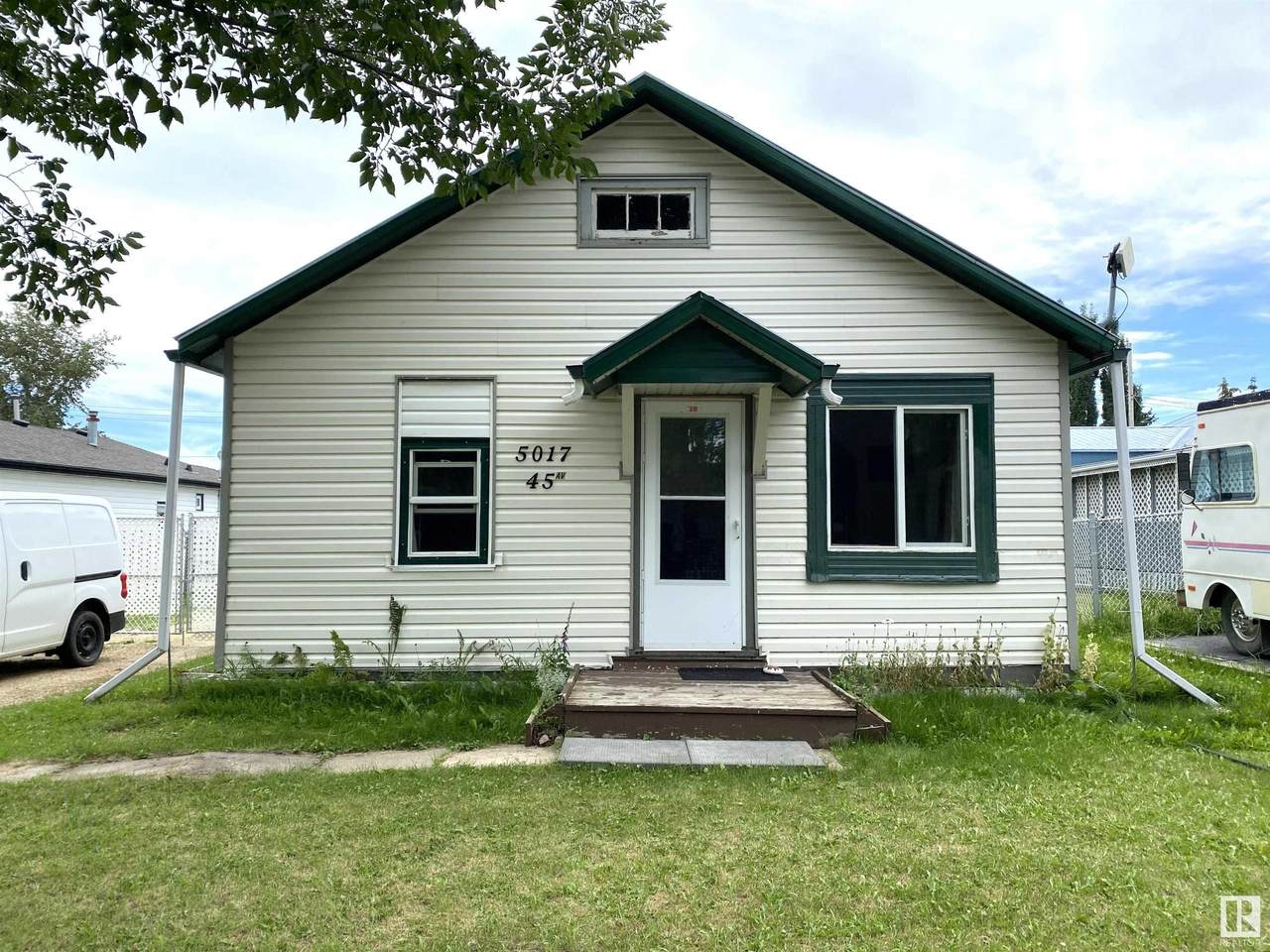 5017 45 Avenue - Photo 1
