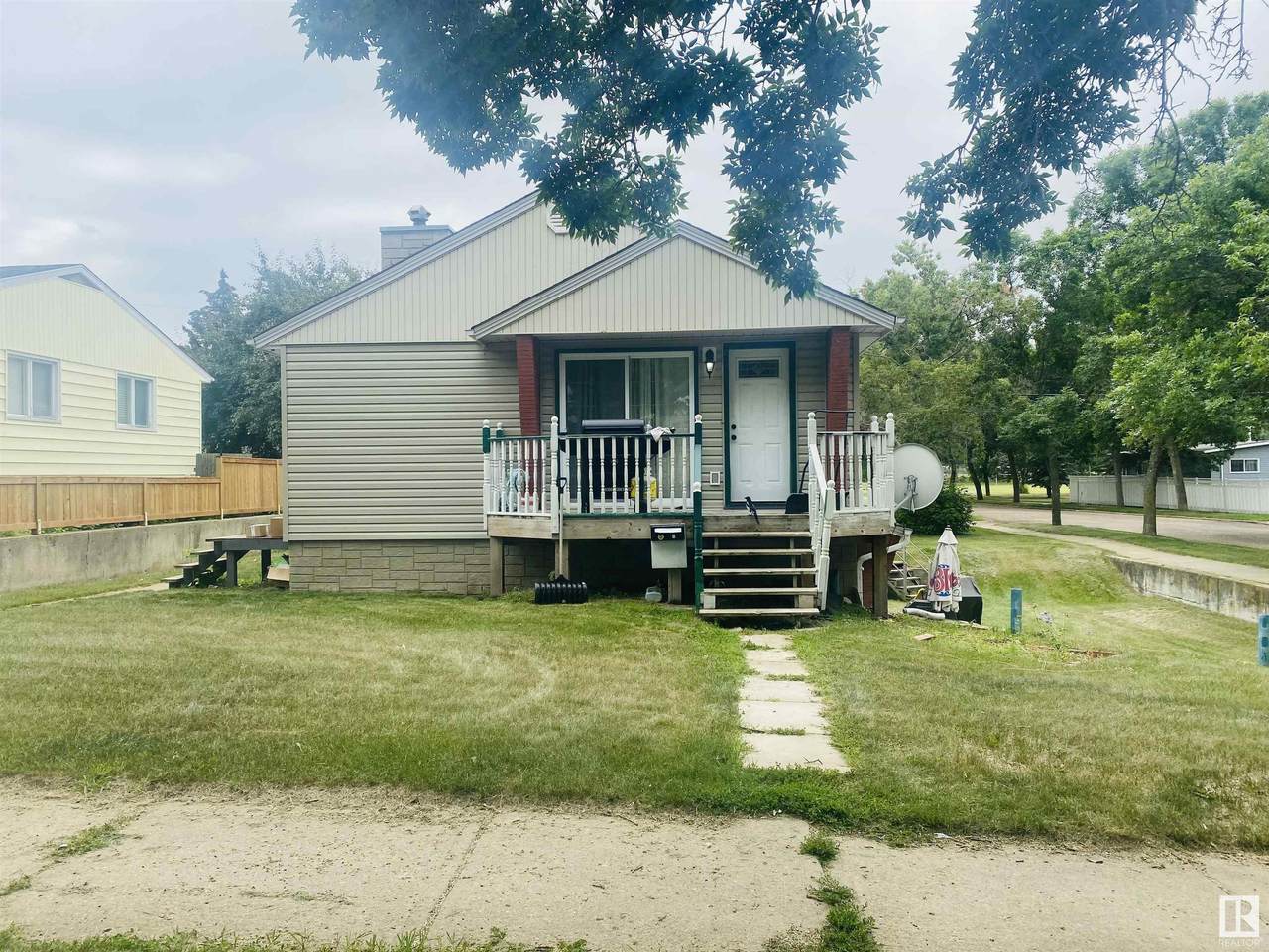 10005 96A Avenue - Photo 1
