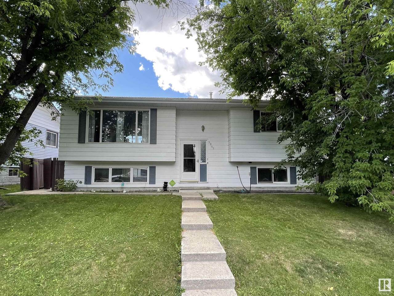 5068 43 Street - Photo 1
