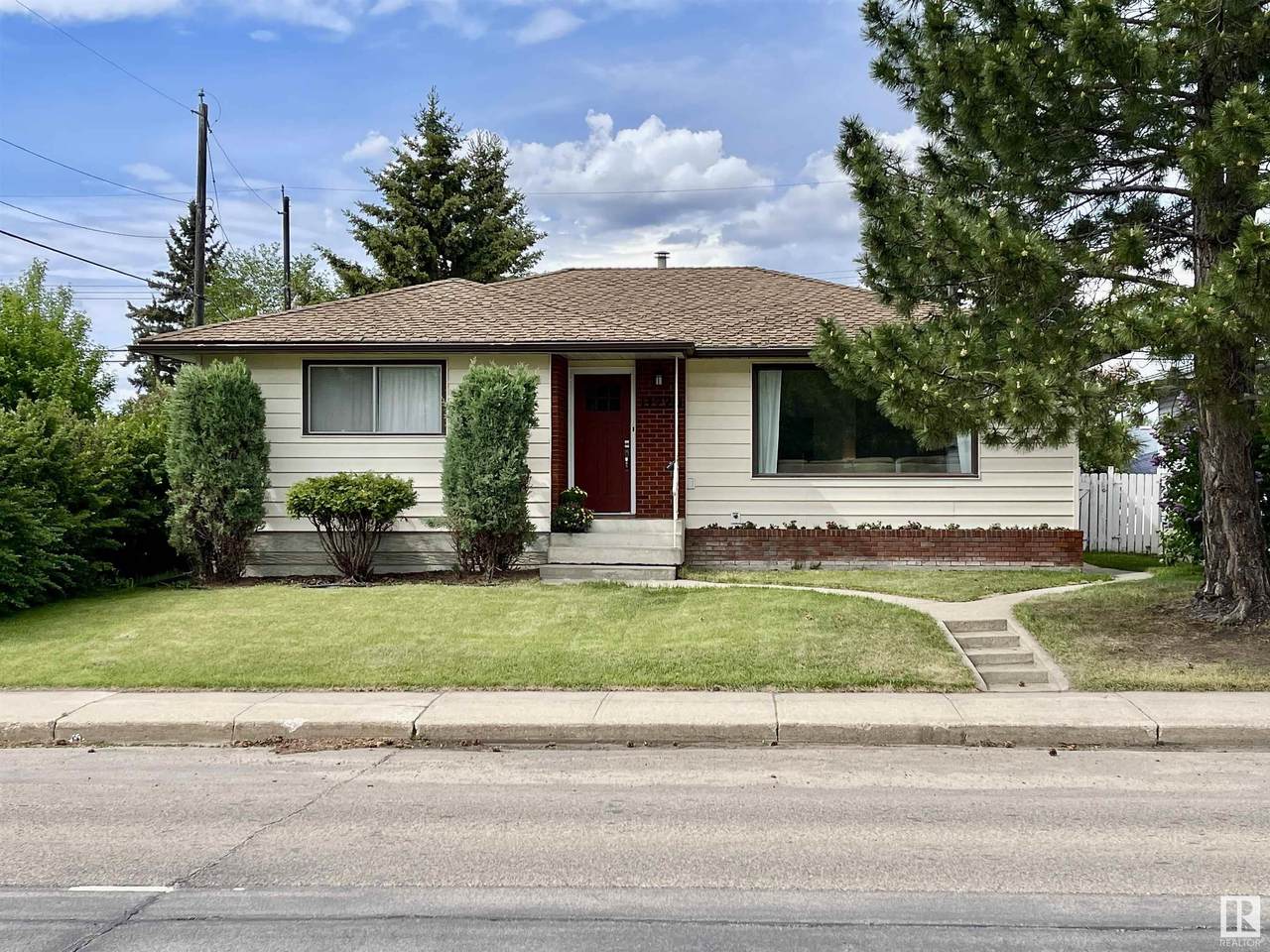 11220 40 Avenue - Photo 1