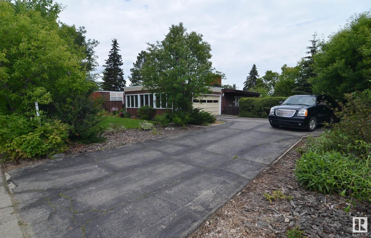 4720 51 Avenue - Photo 1
