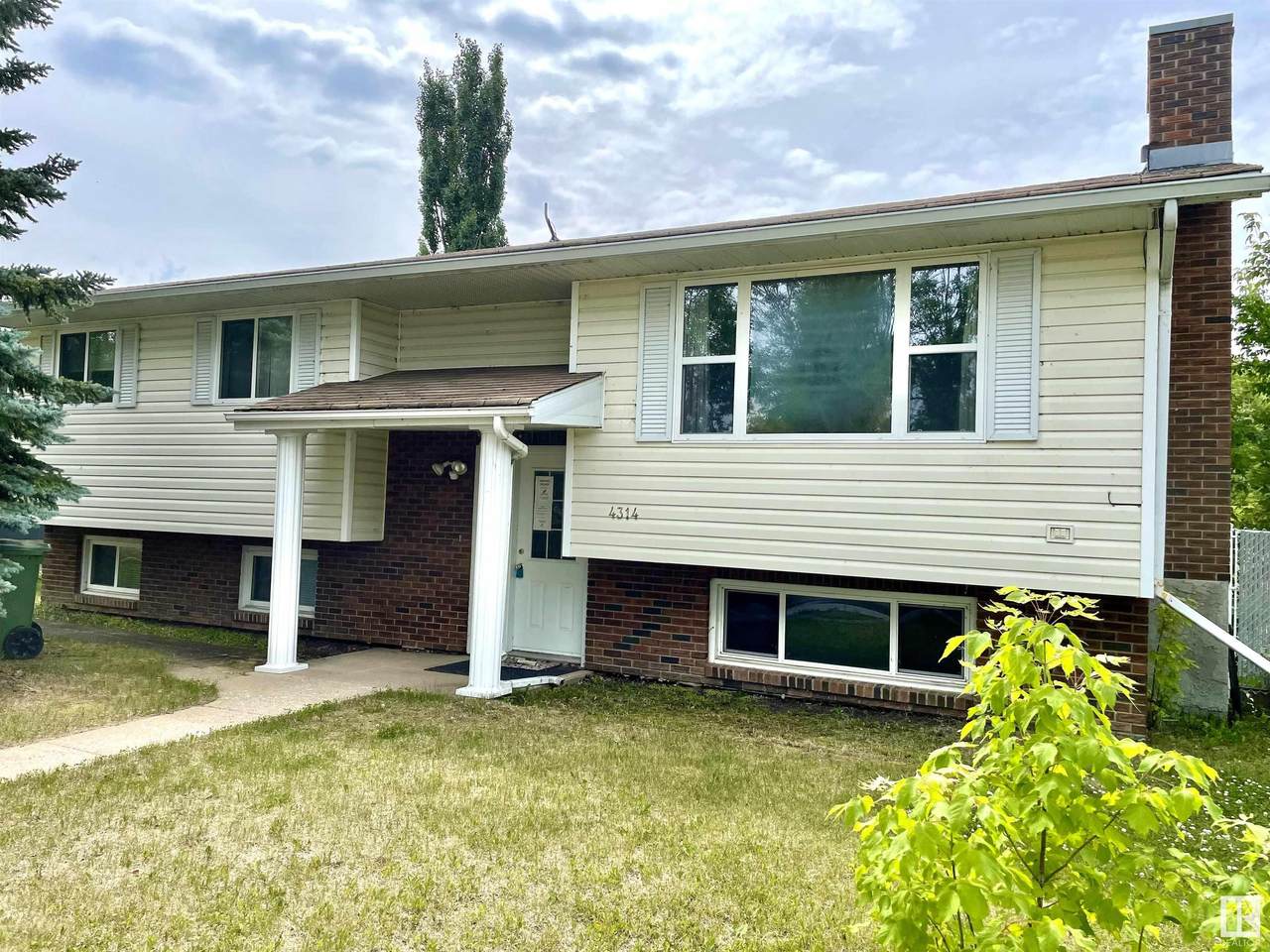 4314 43 Avenue - Photo 1