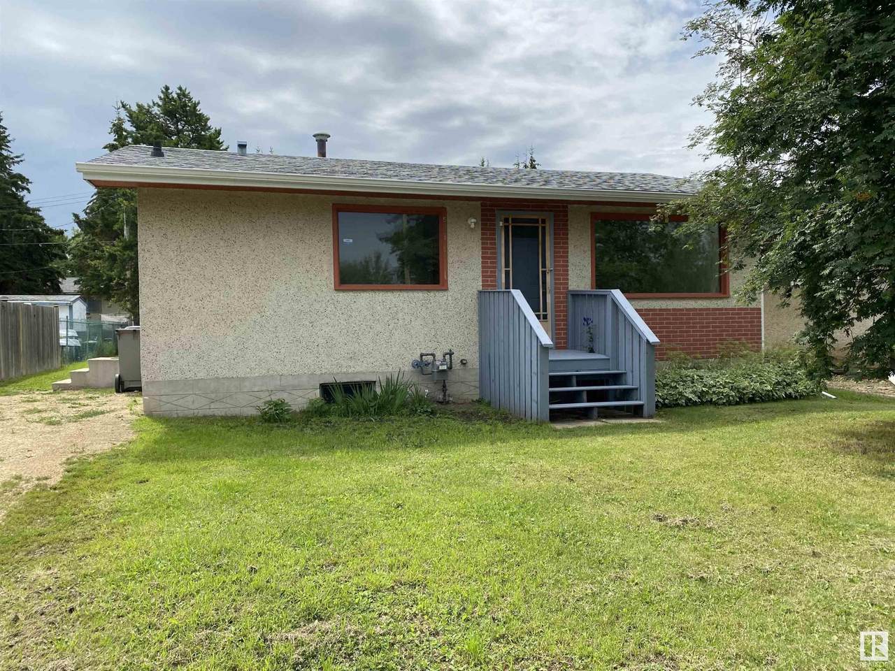 5031 53 Avenue - Photo 1