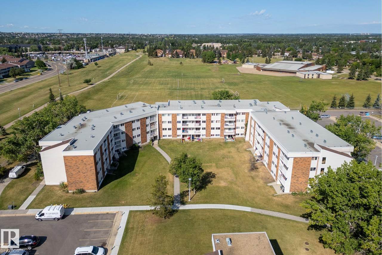 11265 31 Avenue - Photo 1