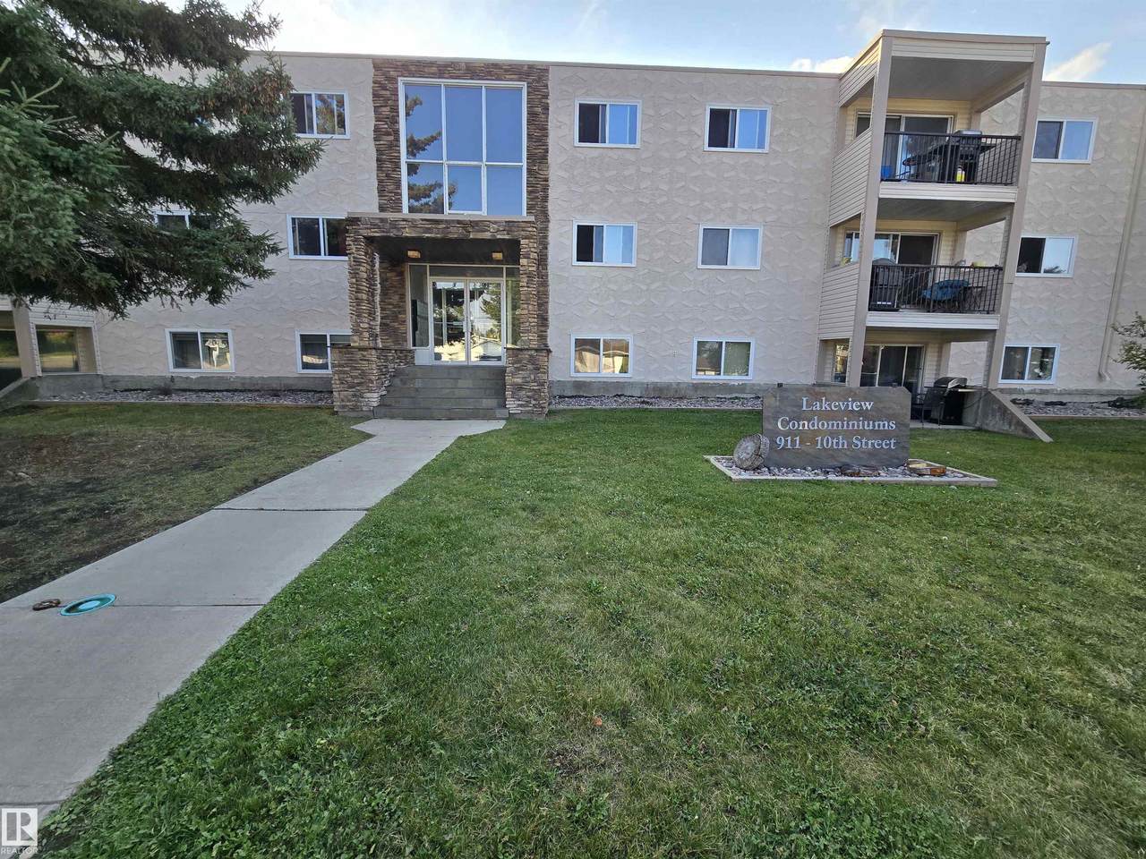 911 10 Street - Photo 1