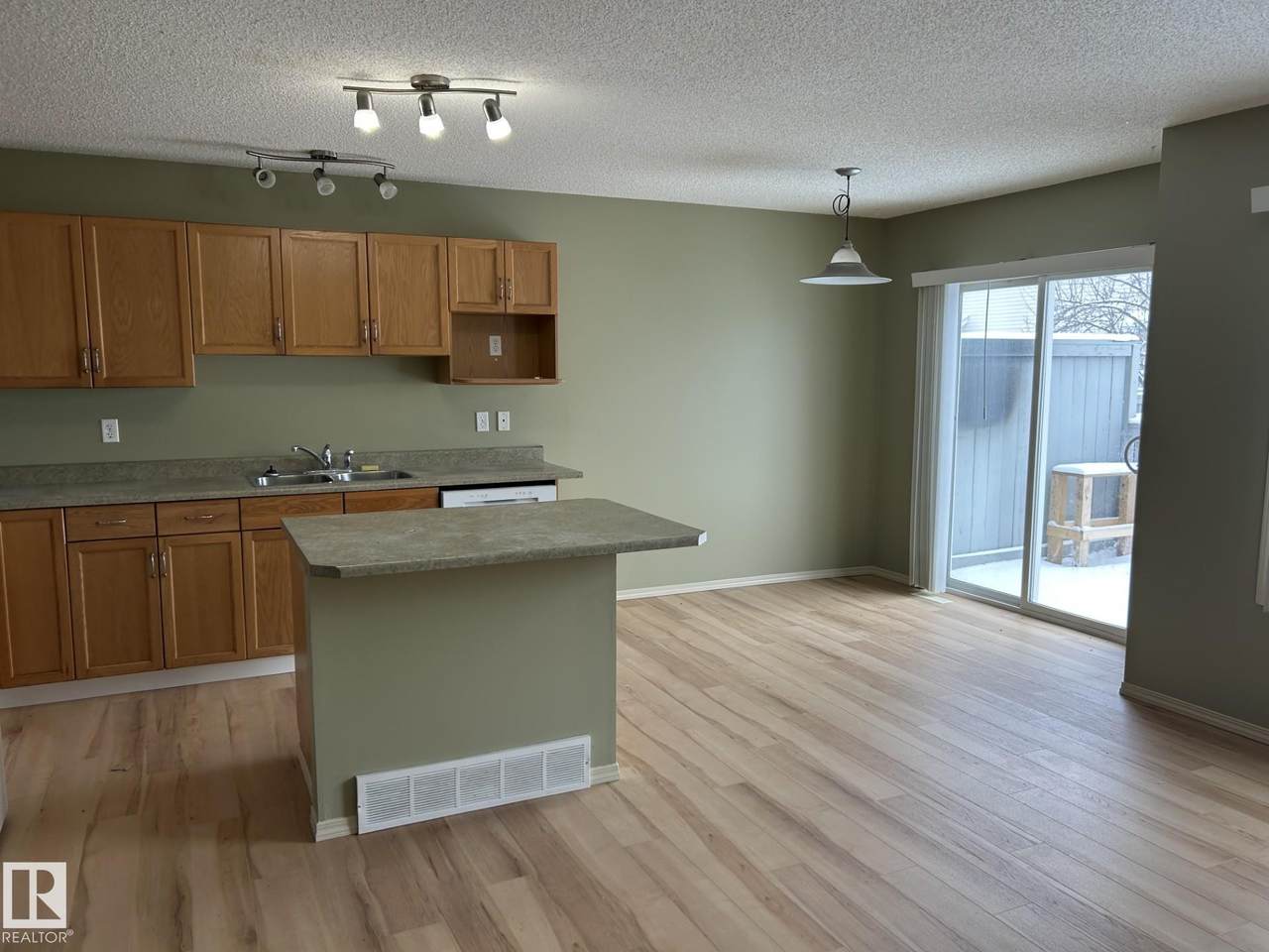 https://bt-photos.global.ssl.fastly.net/alberta/1280_boomver_1_E4479832-2.jpg
