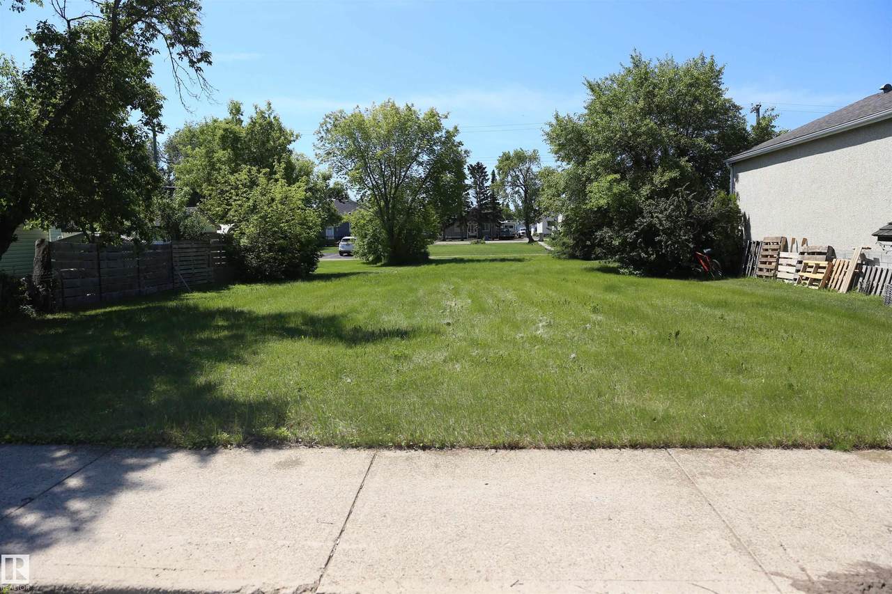 5211 53AV - Photo 1