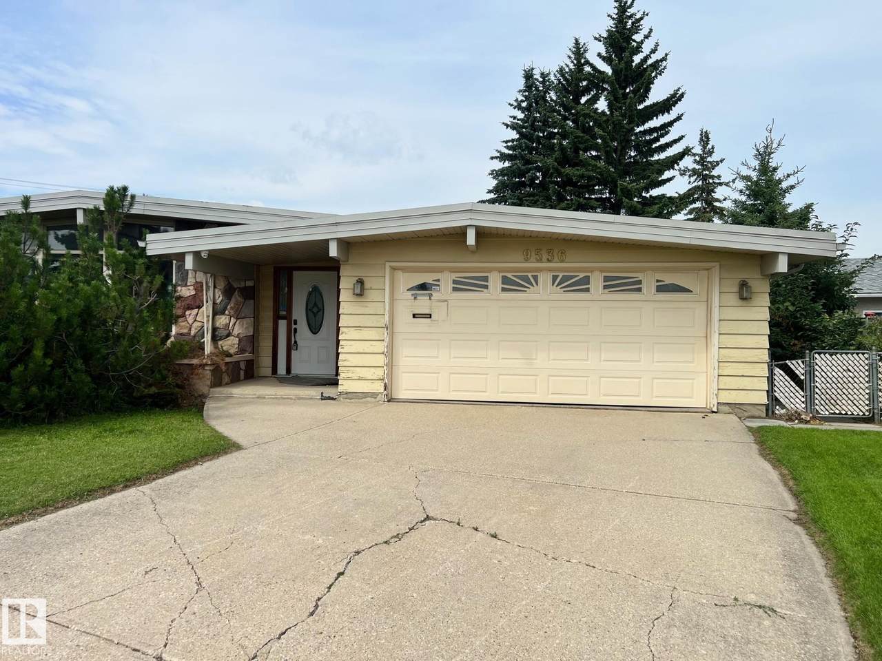 9536 151 Avenue - Photo 1
