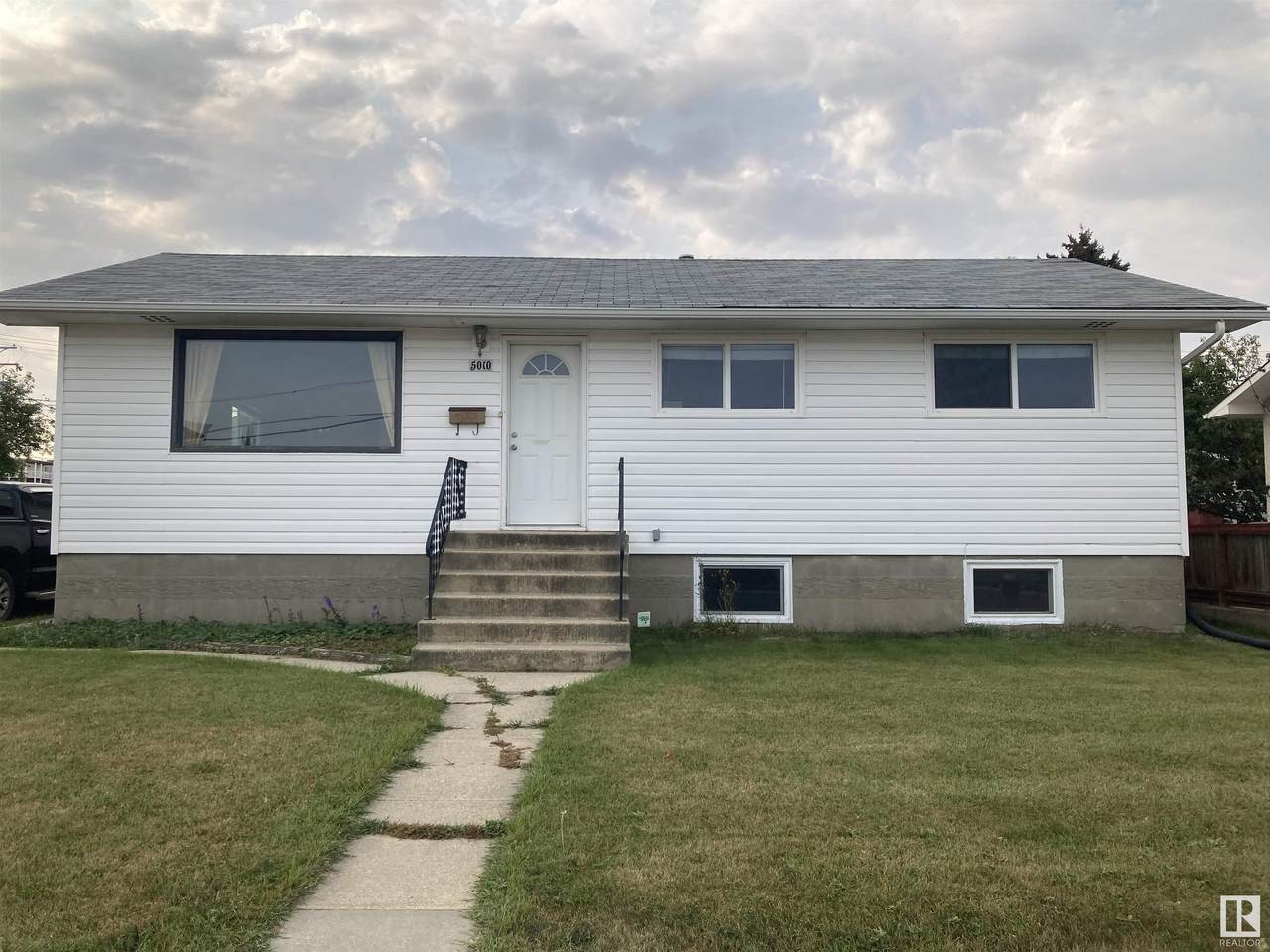 5010 50 Avenue - Photo 1