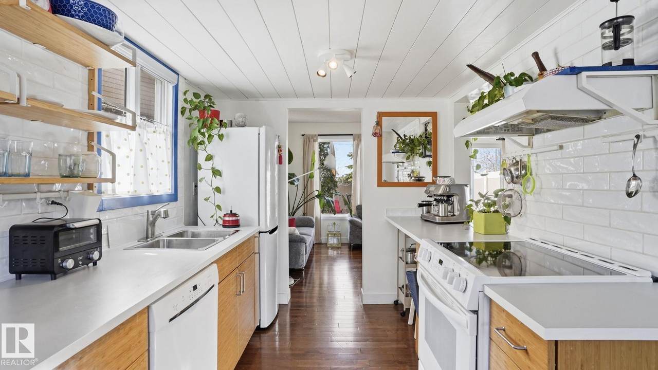10453 20 Avenue - Photo 1