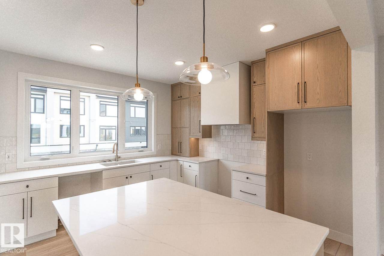 7121 May Crescent - Photo 1
