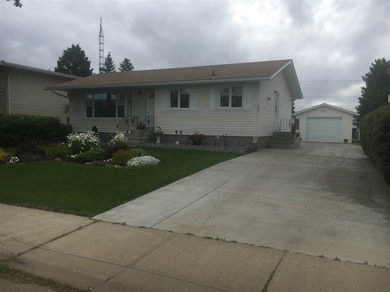 4621 50A Street - Photo 1