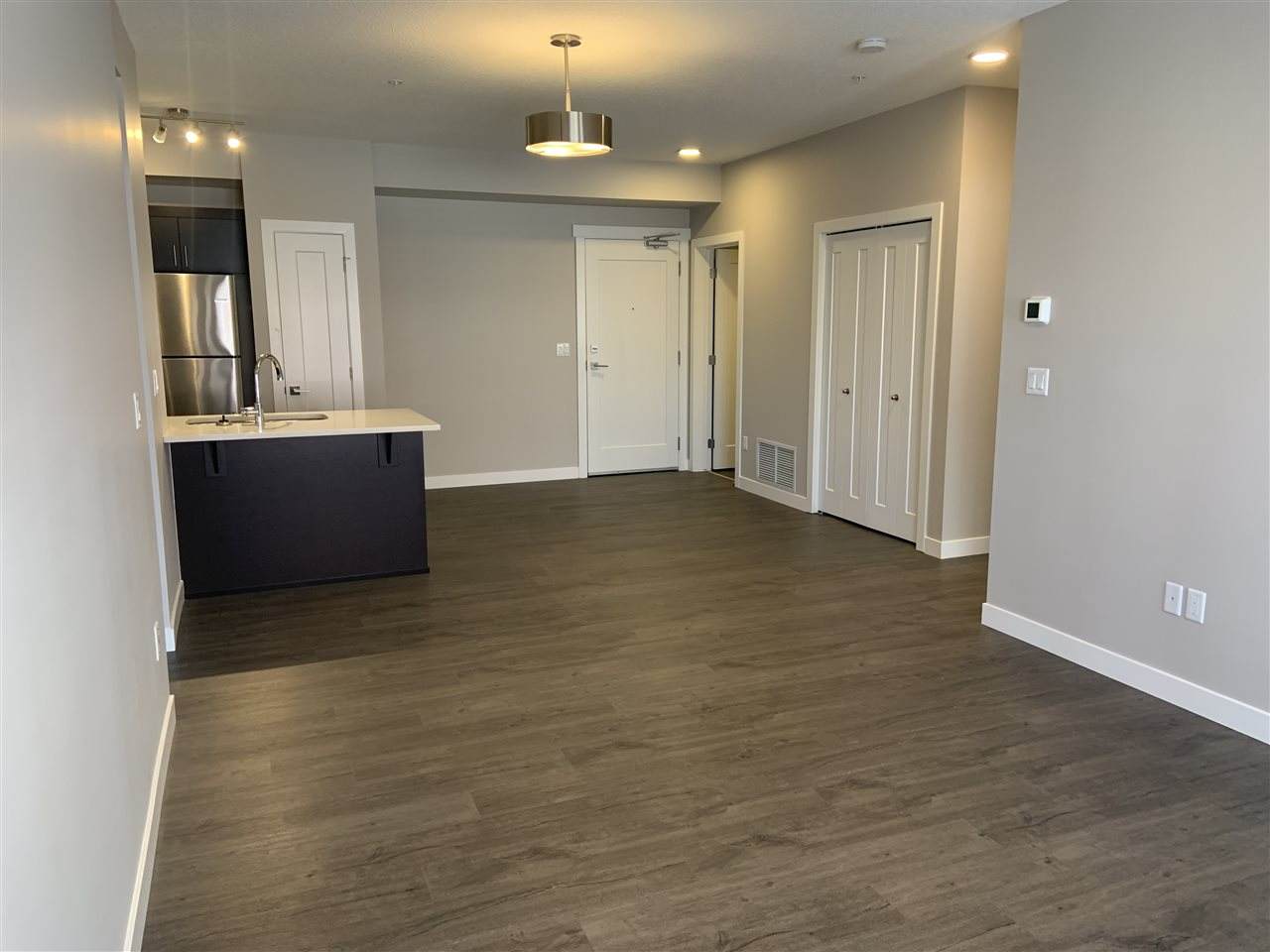 211 560 Griesbach Parade - Photo 1