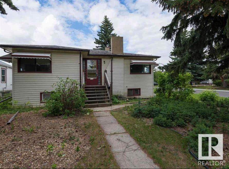 8702 84 Avenue - Photo 1