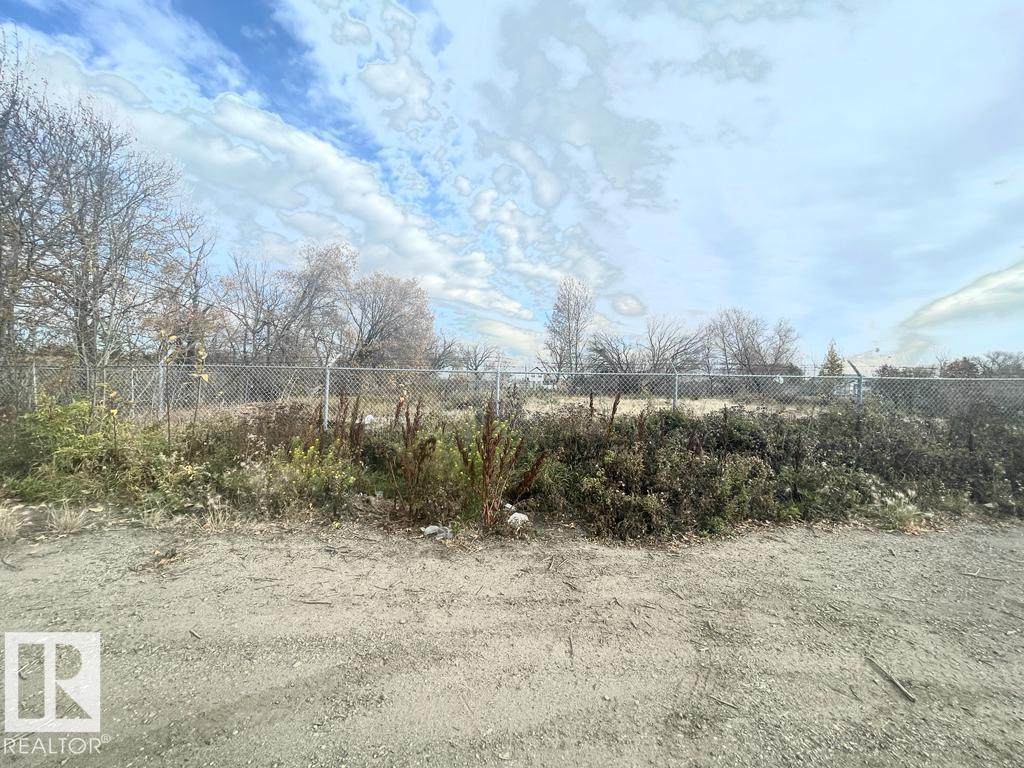 12433 49 Street - Photo 1