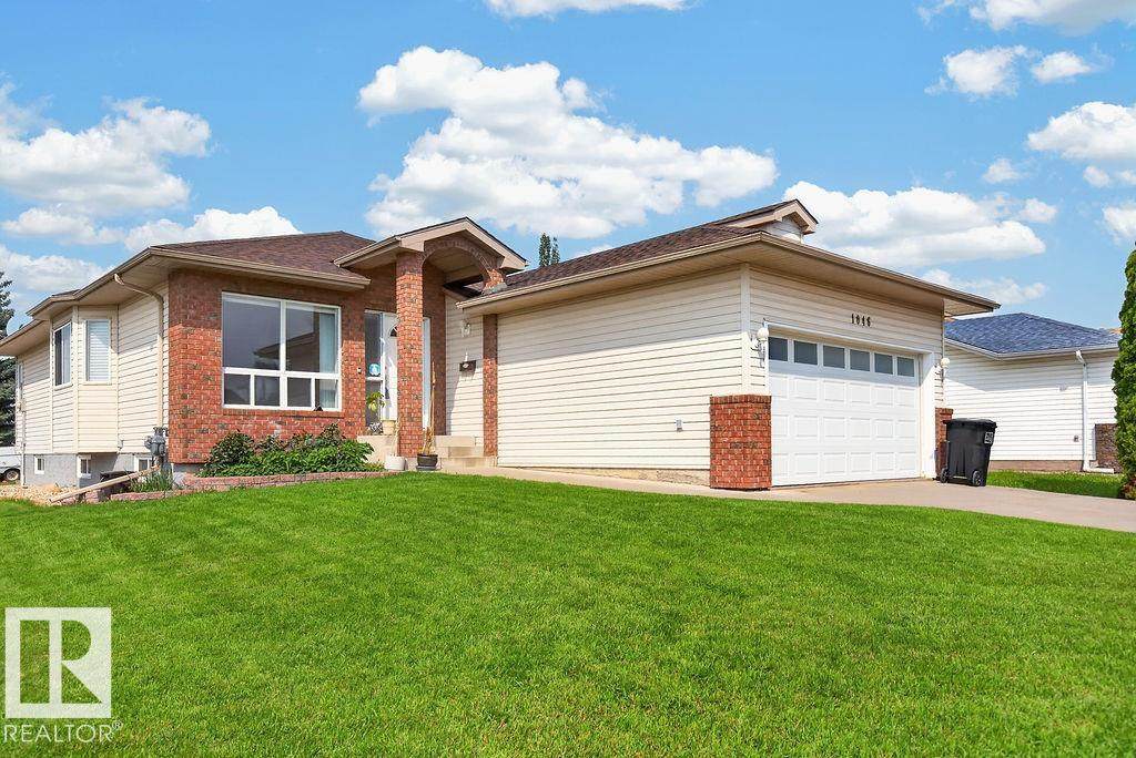 1046 Jones Crescent - Photo 1