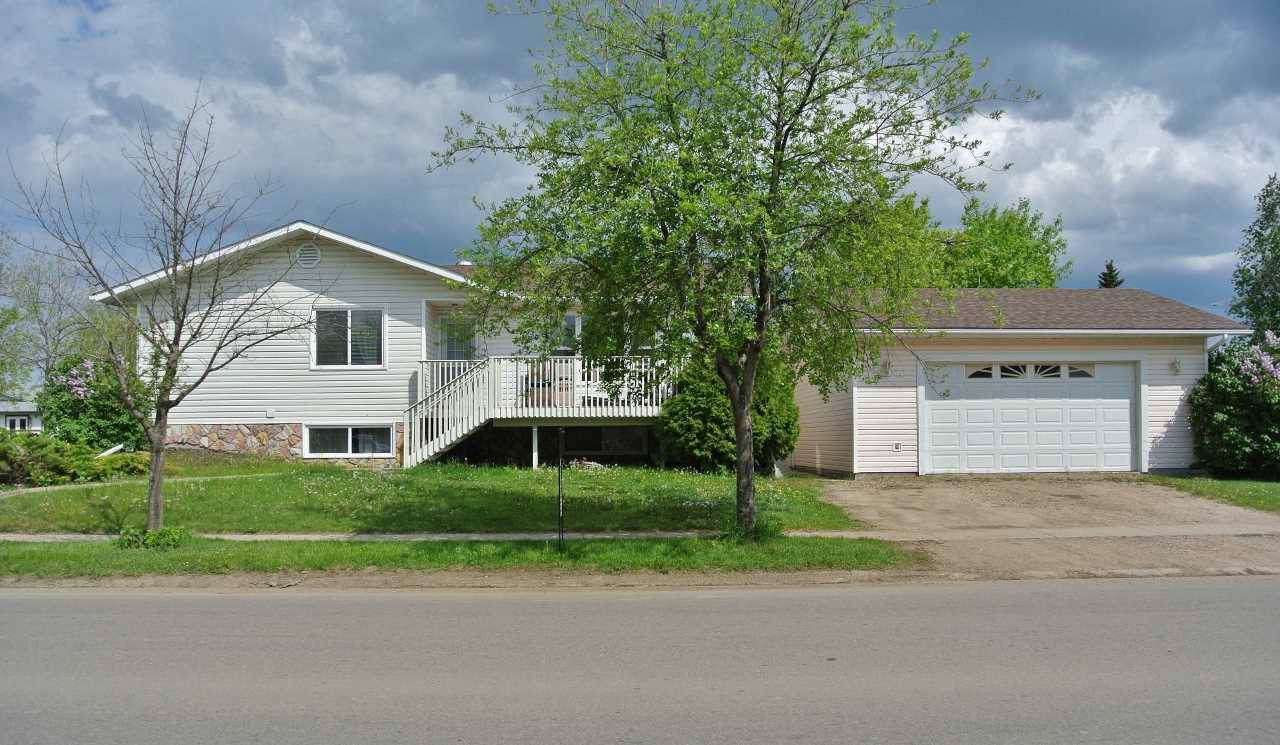 4426 45 Avenue - Photo 1