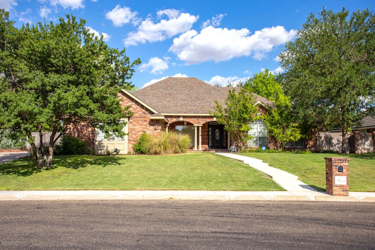 8 Fairway Dr - Photo 1