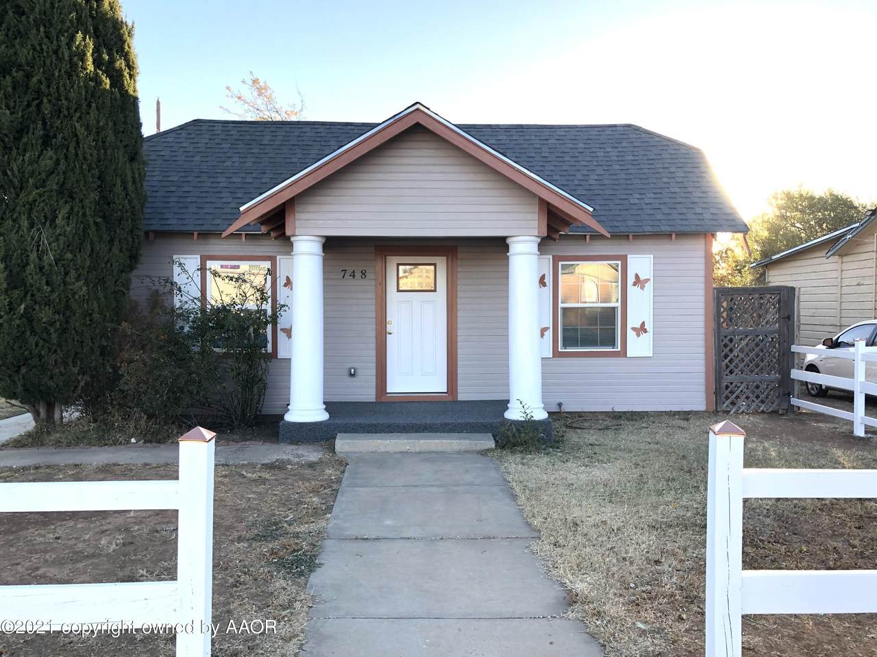 748 Wilson St - Photo 1