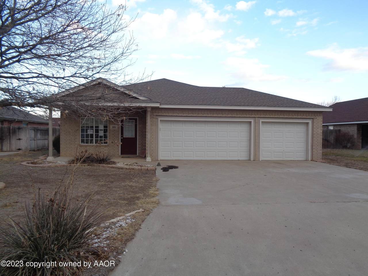 909 Pheasant Run - Photo 1
